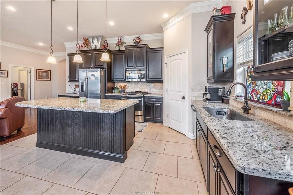 4273 Rocky Rhodes Dr - Photo 3 of 28