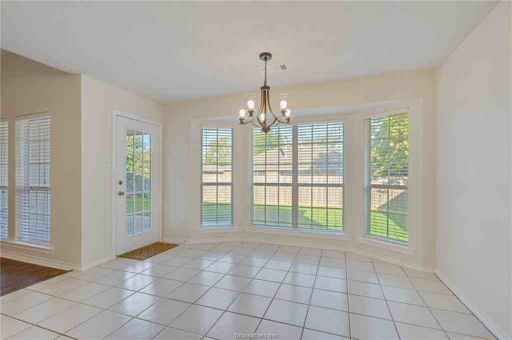 1315 Markham Ct - Photo 5 of 19
