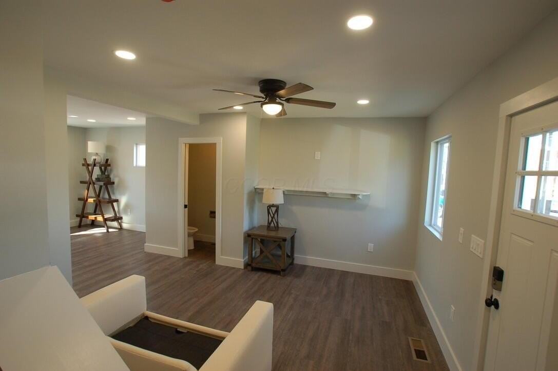 501 S Oakley Ave - Photo 7 of 19