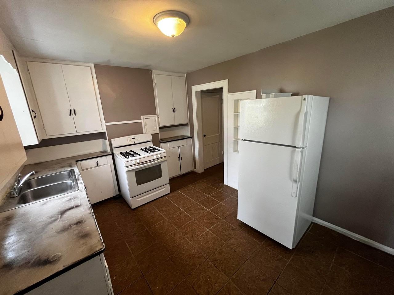 627 S Burgess Ave - Photo 4 of 8