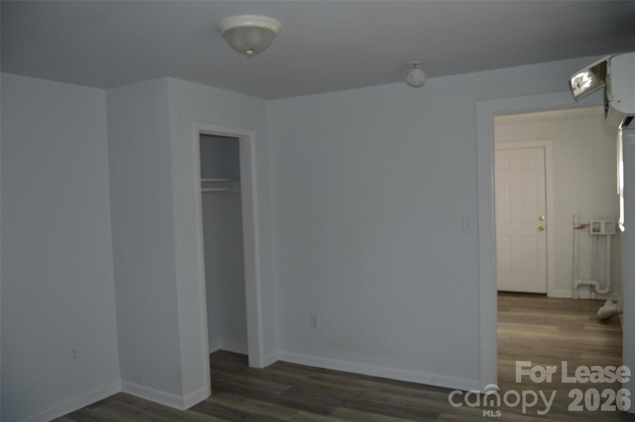 517 S Elm St - Photo 4 of 8