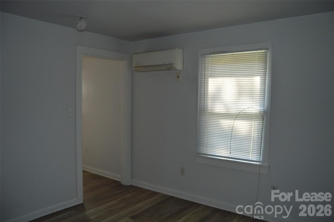 517 S Elm St - Photo 5 of 8