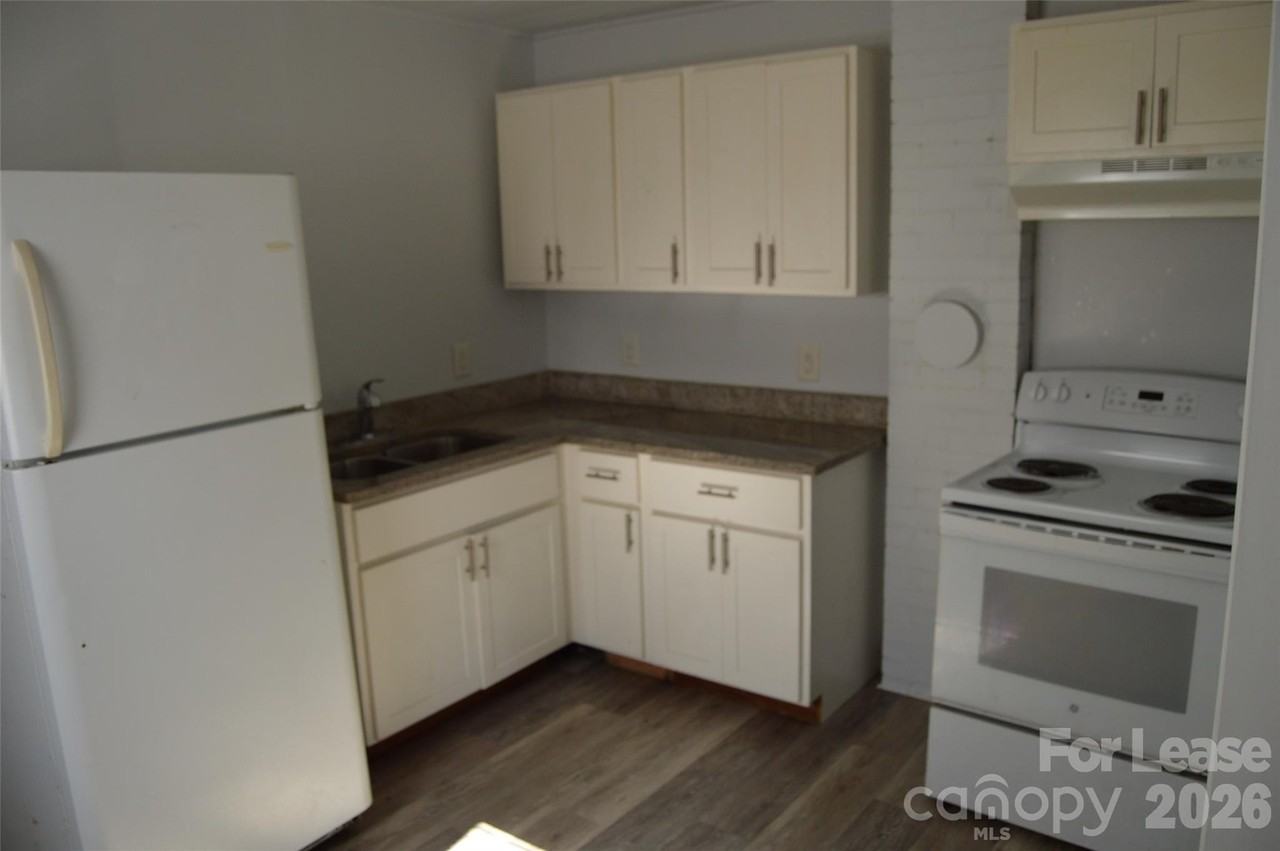 517 S Elm St - Photo 7 of 8