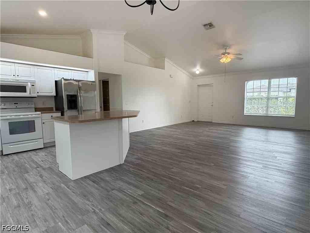 924 Nw 12th Pl - Photo 4 of 40