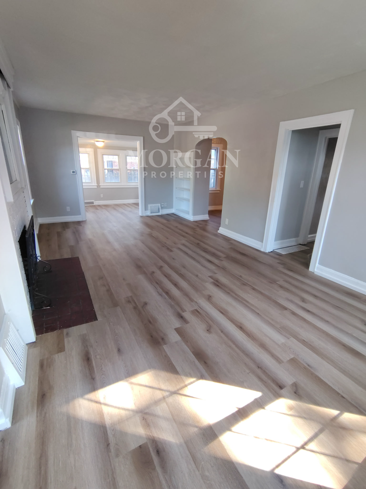 1315 E 8th St - Photo 3 of 10