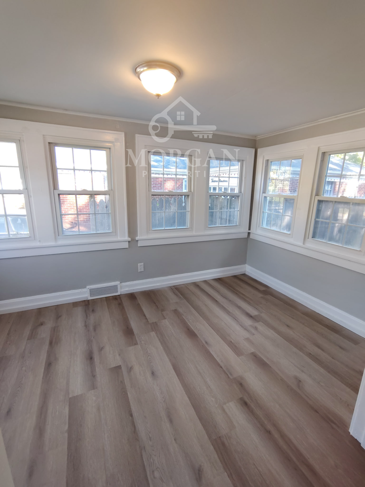1315 E 8th St - Photo 4 of 10
