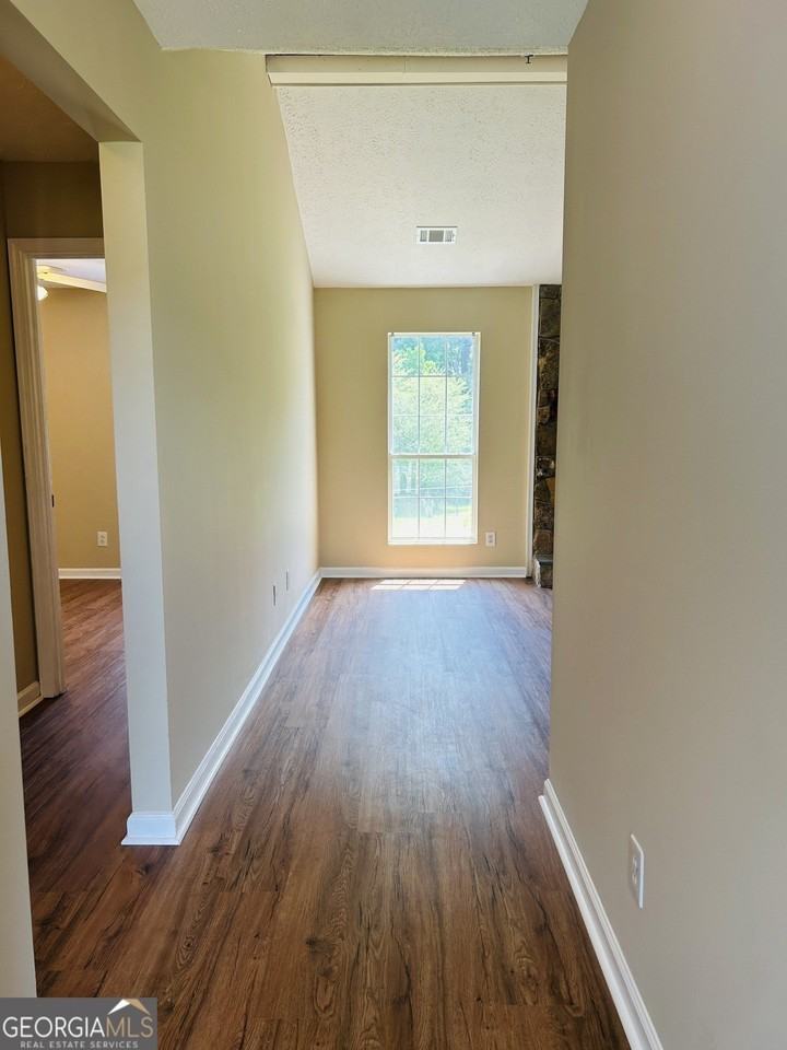 210 Shamrock Way - Photo 4 of 32