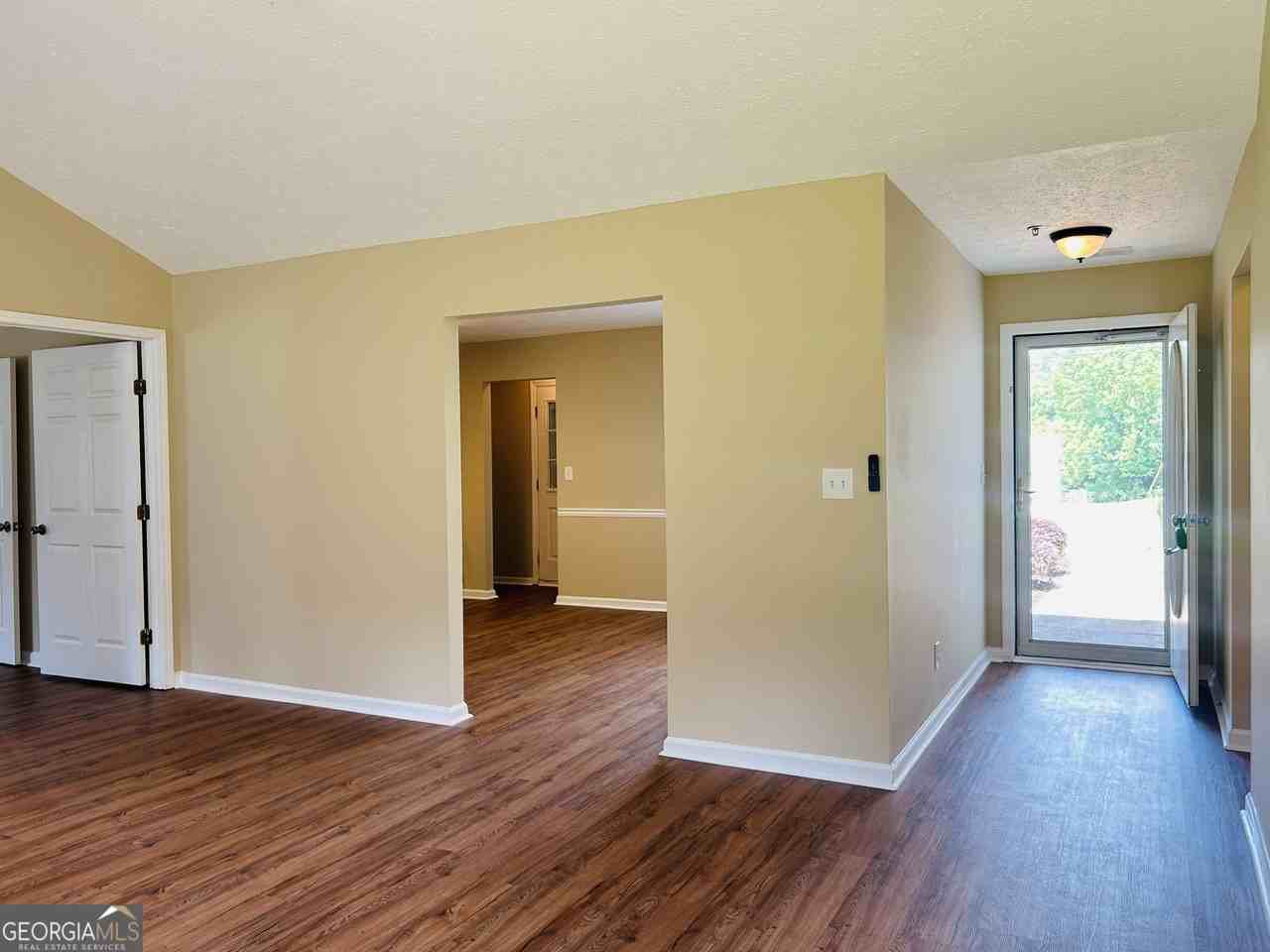 210 Shamrock Way - Photo 7 of 32