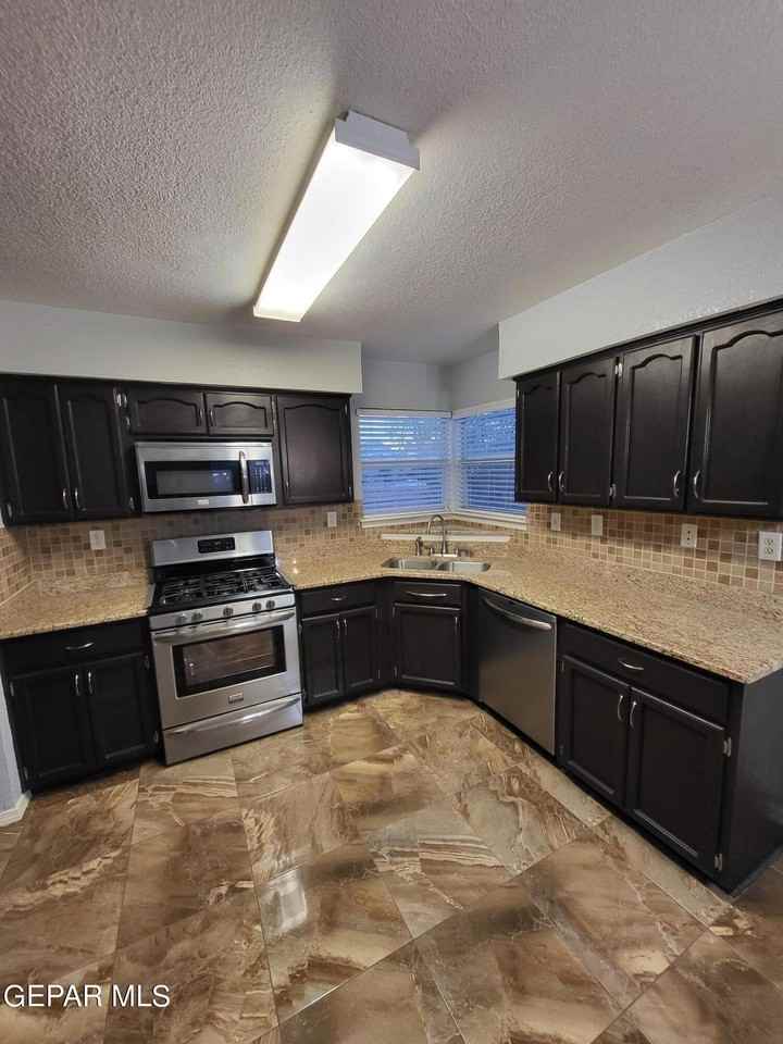 6775 Dakota Ridge Dr - Photo 4 of 21