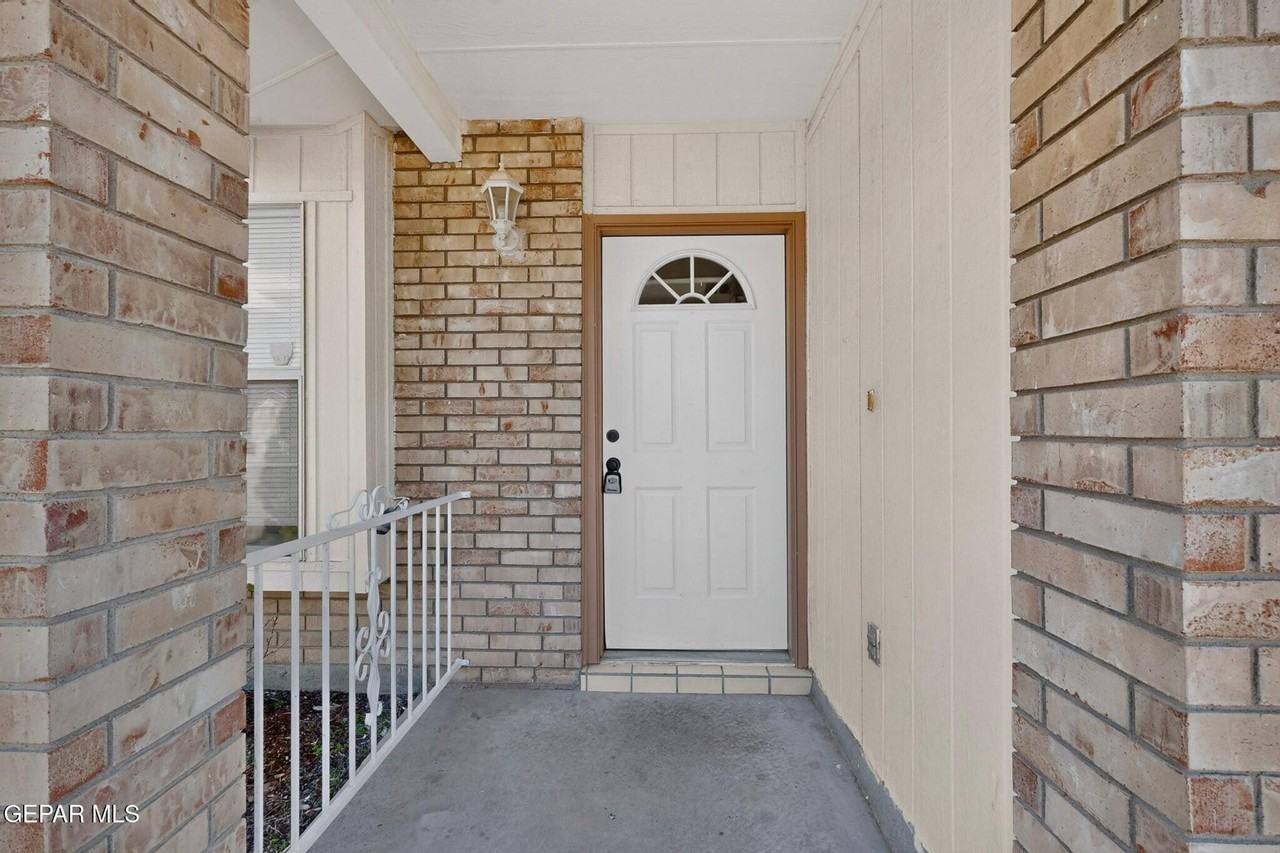 3320 Catherine Ann Dr - Photo 4 of 37