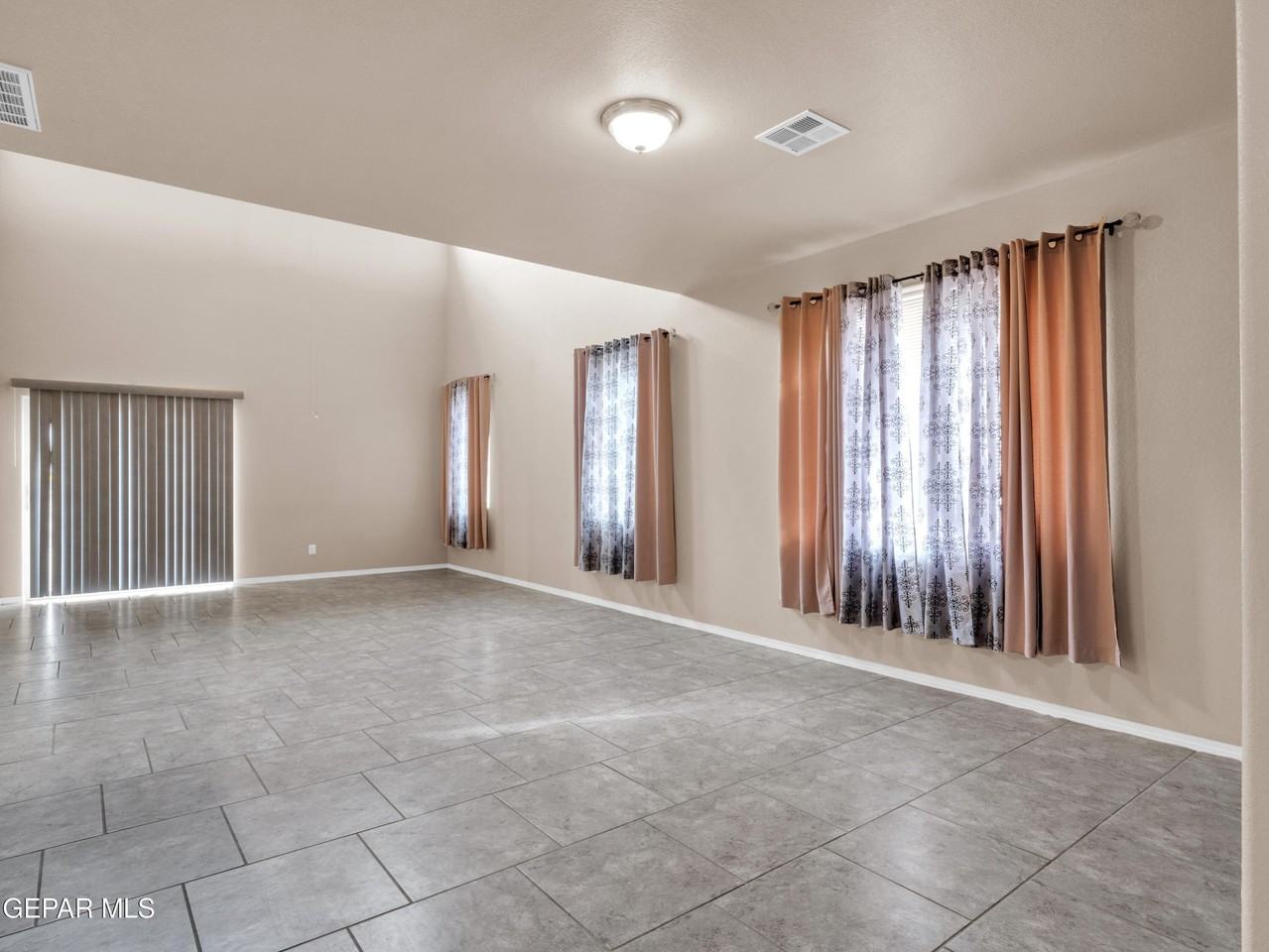 12400 Chamberlain Dr - Photo 4 of 25