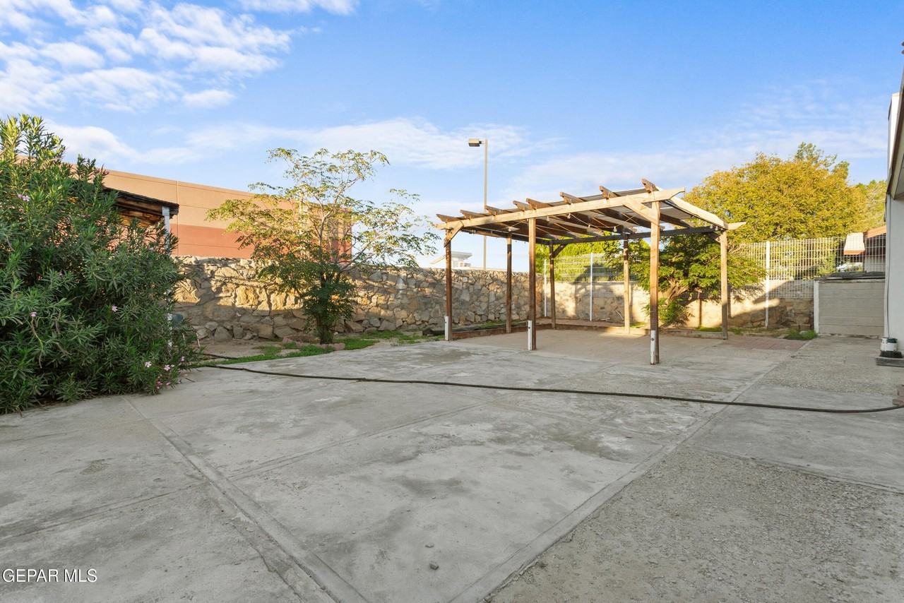 12433 Carlos Bombach Ave - Photo 6 of 27