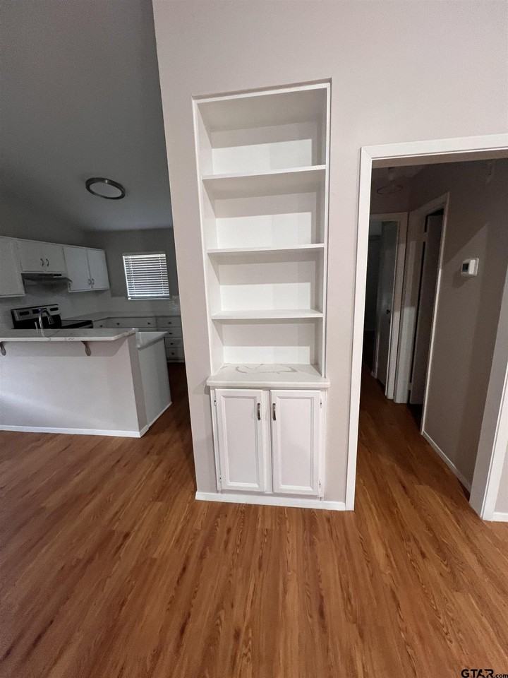 3423 Lexington Dr - Photo 3 of 10