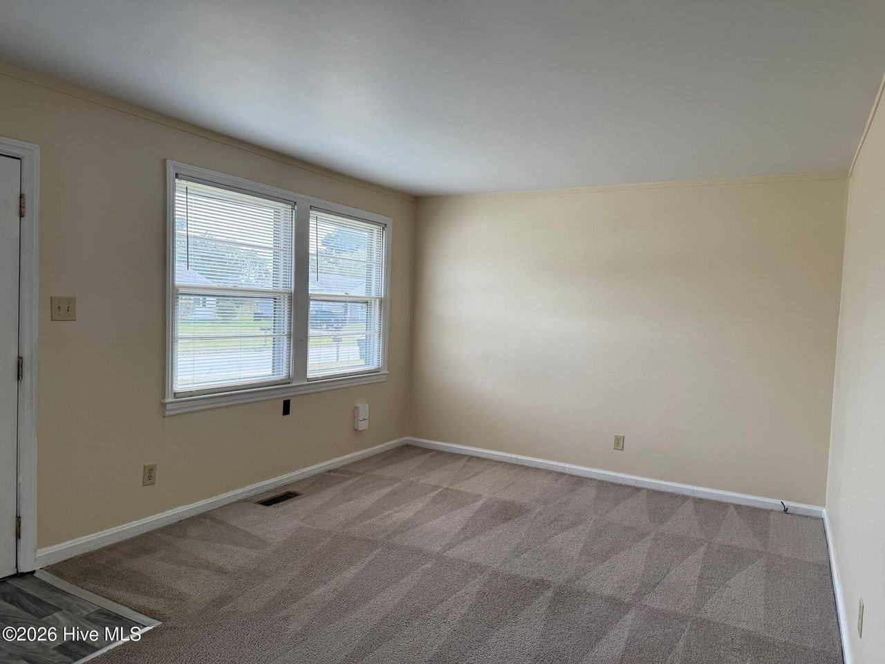 335 Starling St - Photo 2 of 9