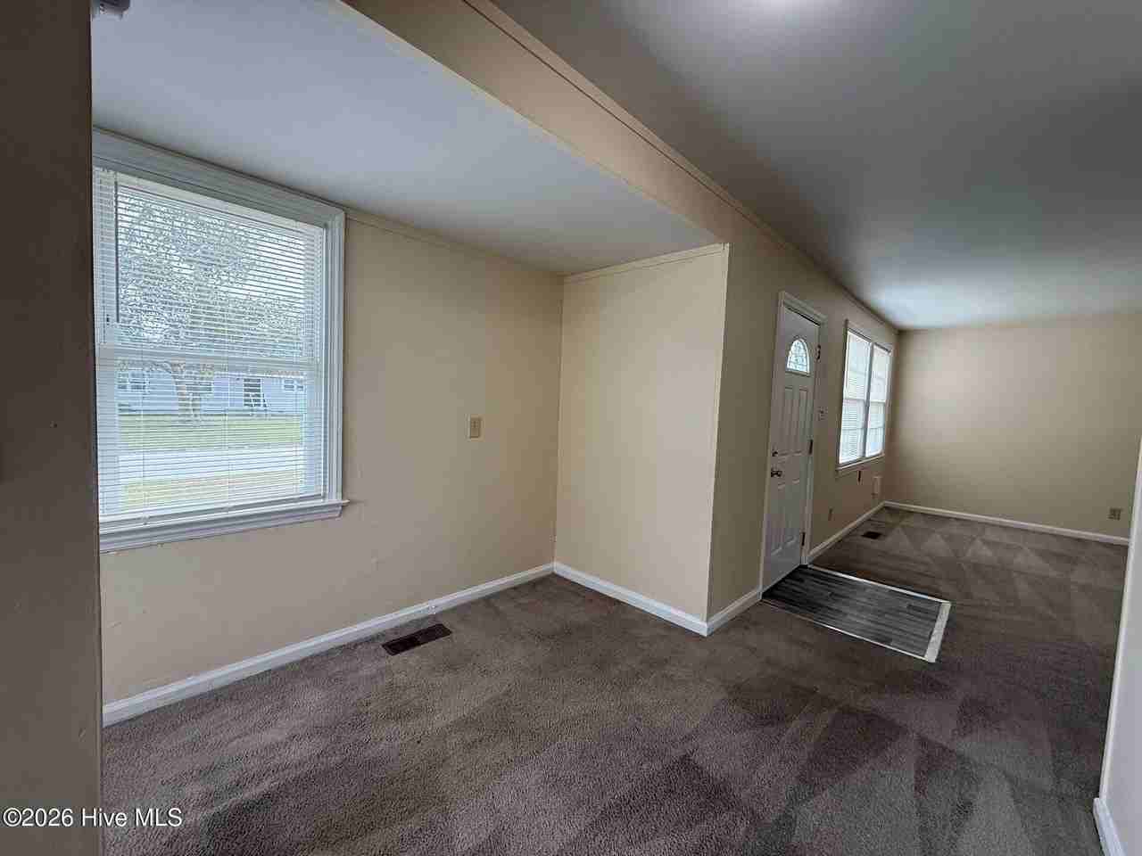 335 Starling St - Photo 3 of 9