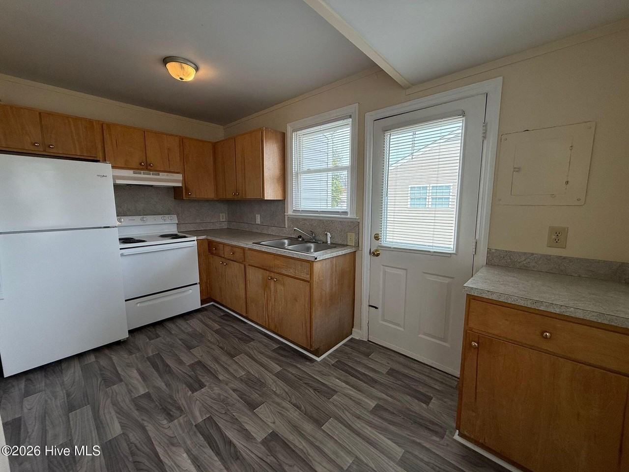 335 Starling St - Photo 4 of 9