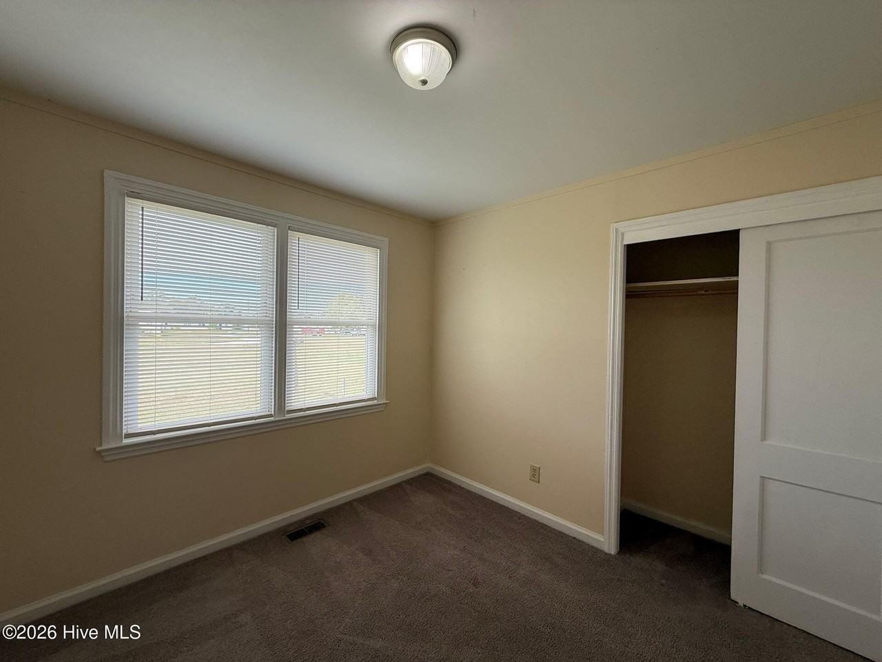 335 Starling St - Photo 5 of 9