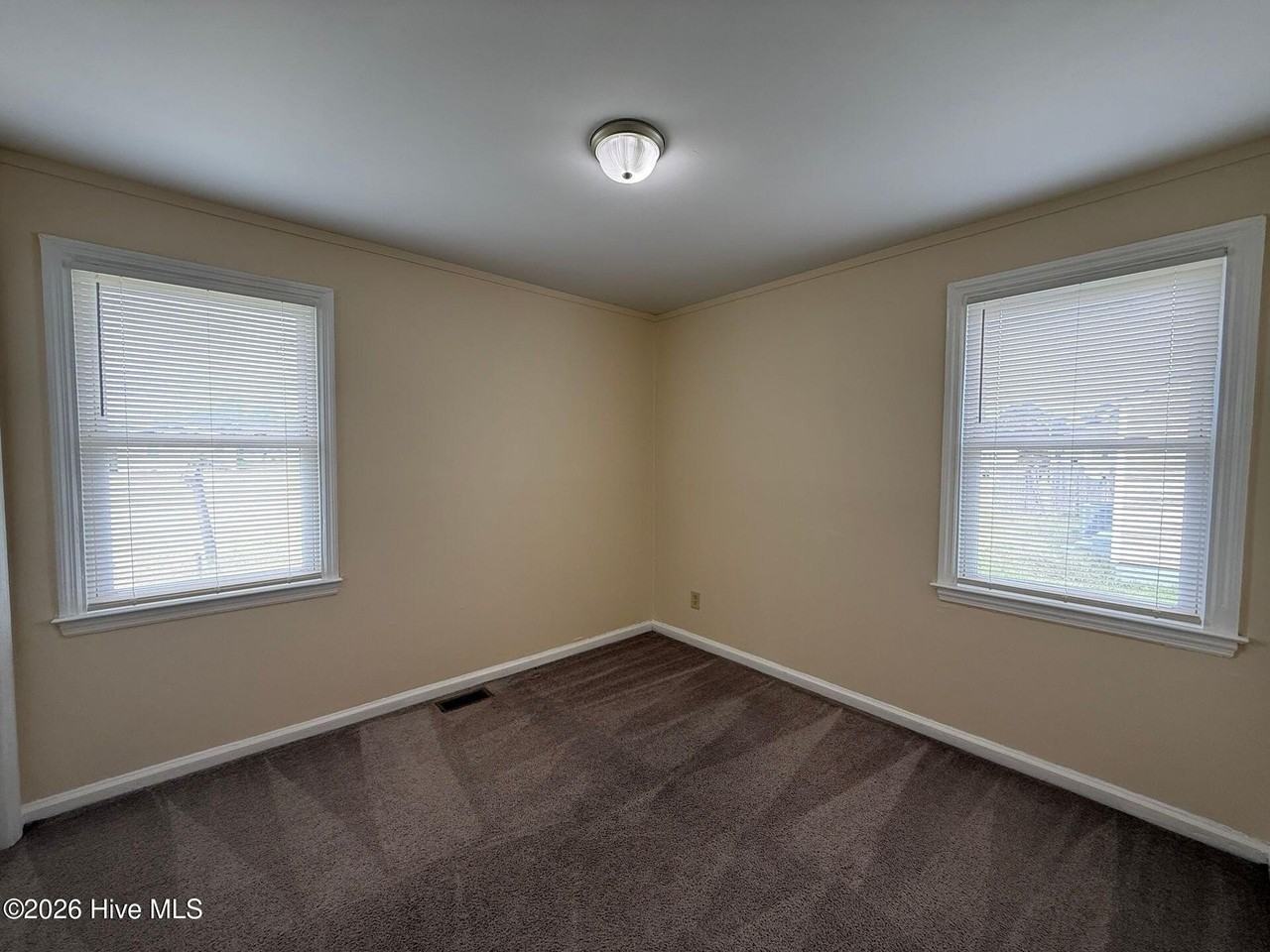 335 Starling St - Photo 6 of 9