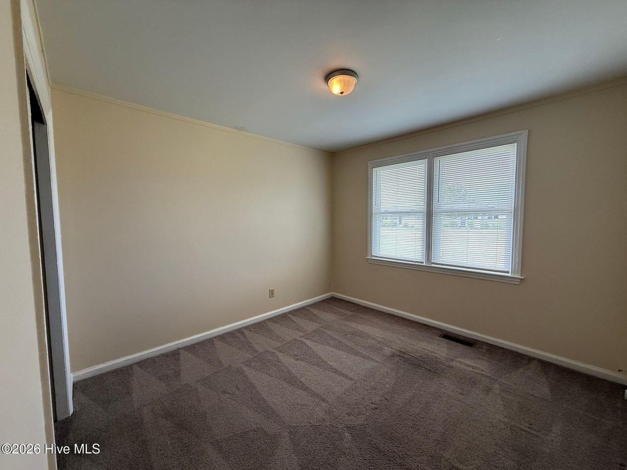 335 Starling St - Photo 7 of 9