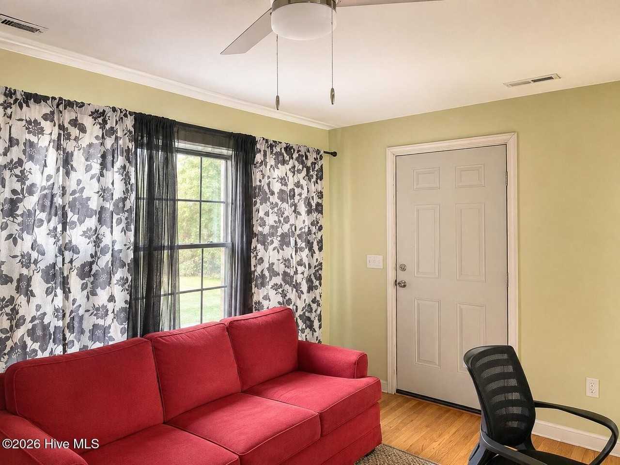 590 S Glover St - Photo 2 of 16