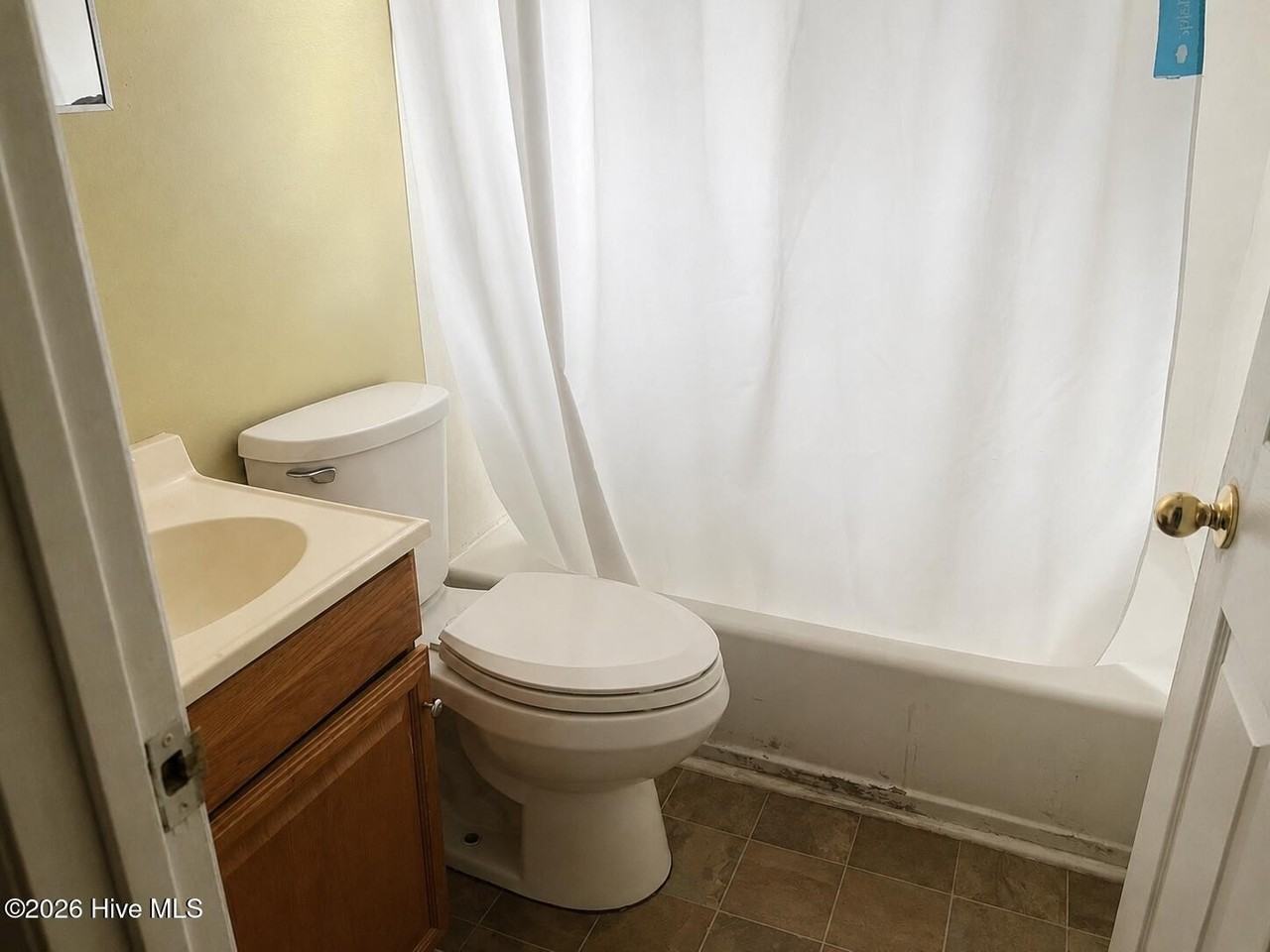 590 S Glover St - Photo 5 of 16