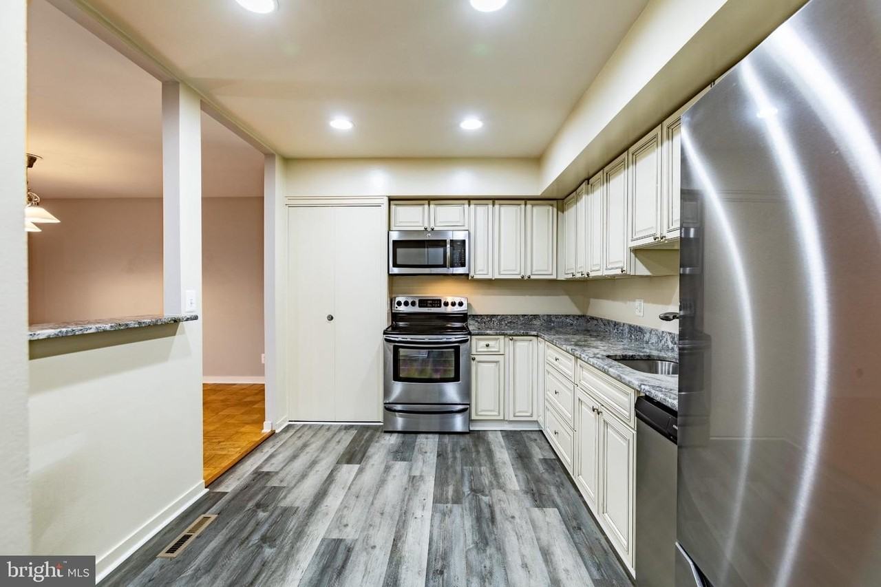 3 Stonehenge Cir - Photo 3 of 25