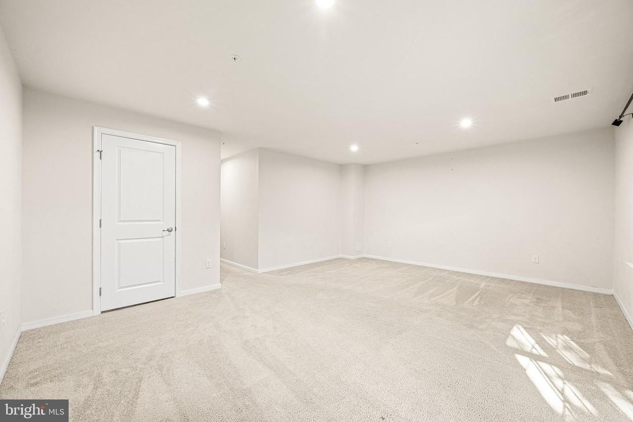 126 Mulberry Dr - Photo 7 of 31