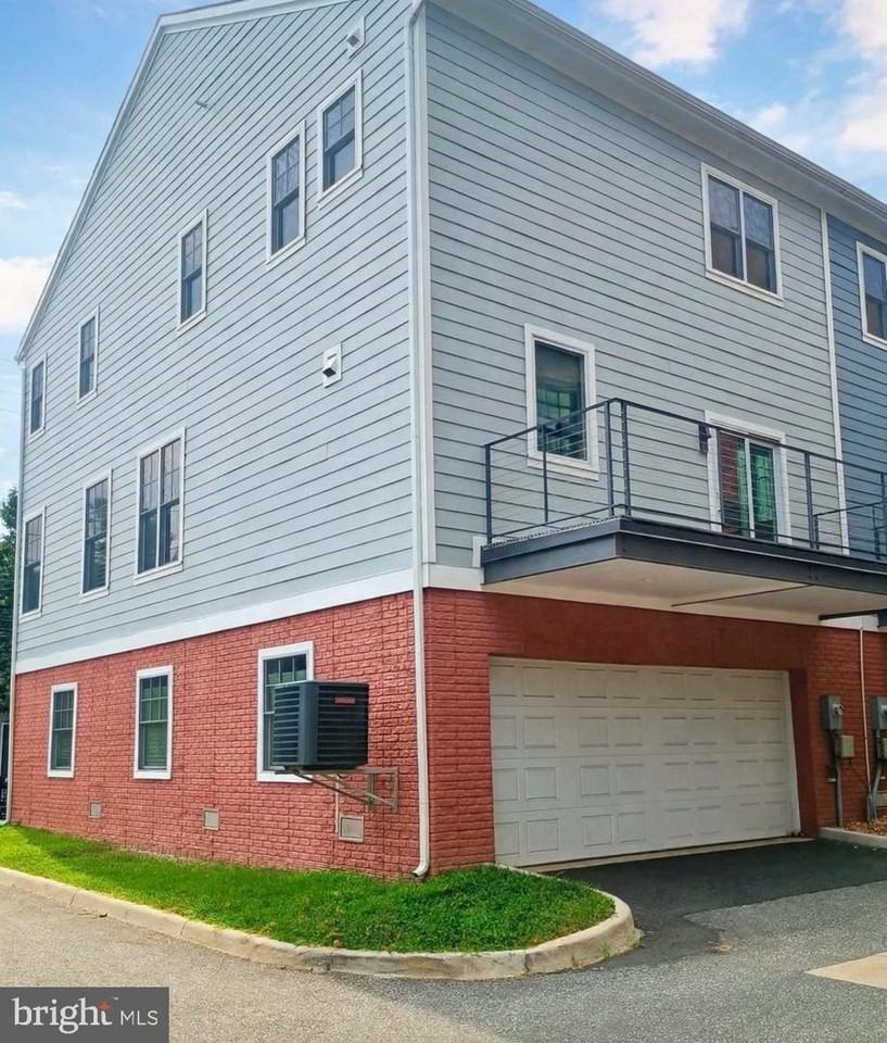 307 Charles St - Photo 4 of 50