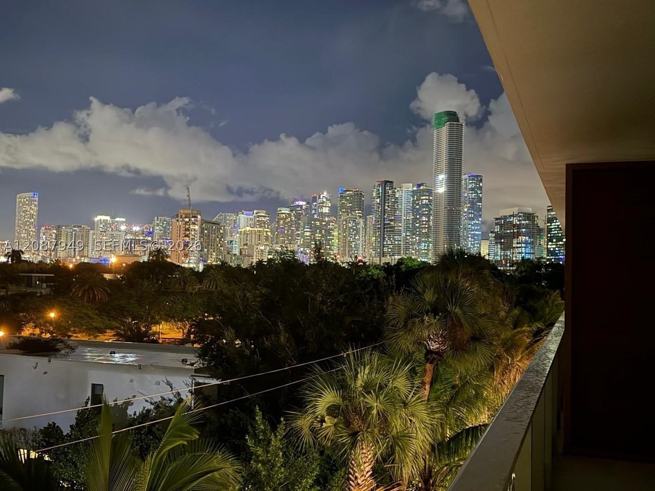 2200 Brickell Ave #319