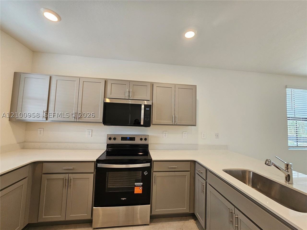 475 Ne 15th St - Photo 3 of 14