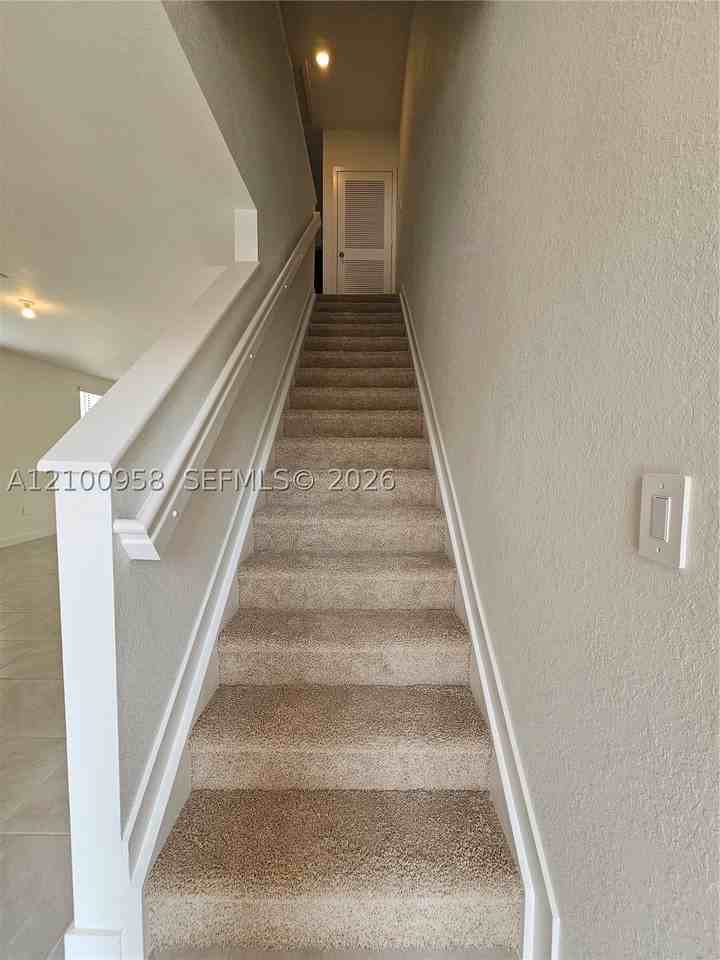 475 Ne 15th St - Photo 4 of 14