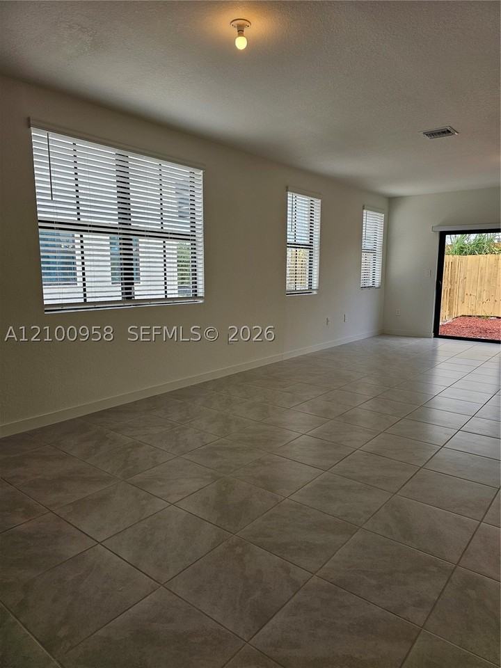 475 Ne 15th St - Photo 5 of 14