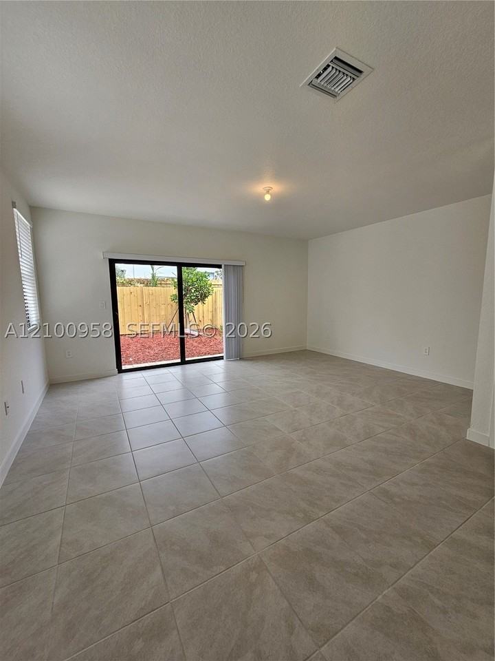 475 Ne 15th St - Photo 6 of 14