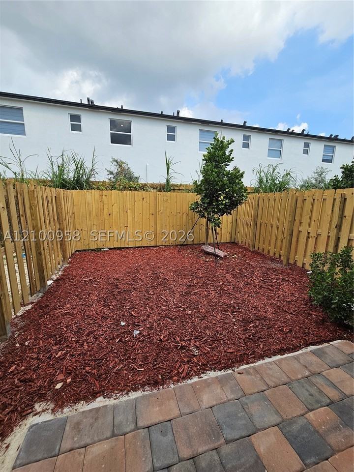 475 Ne 15th St - Photo 7 of 14