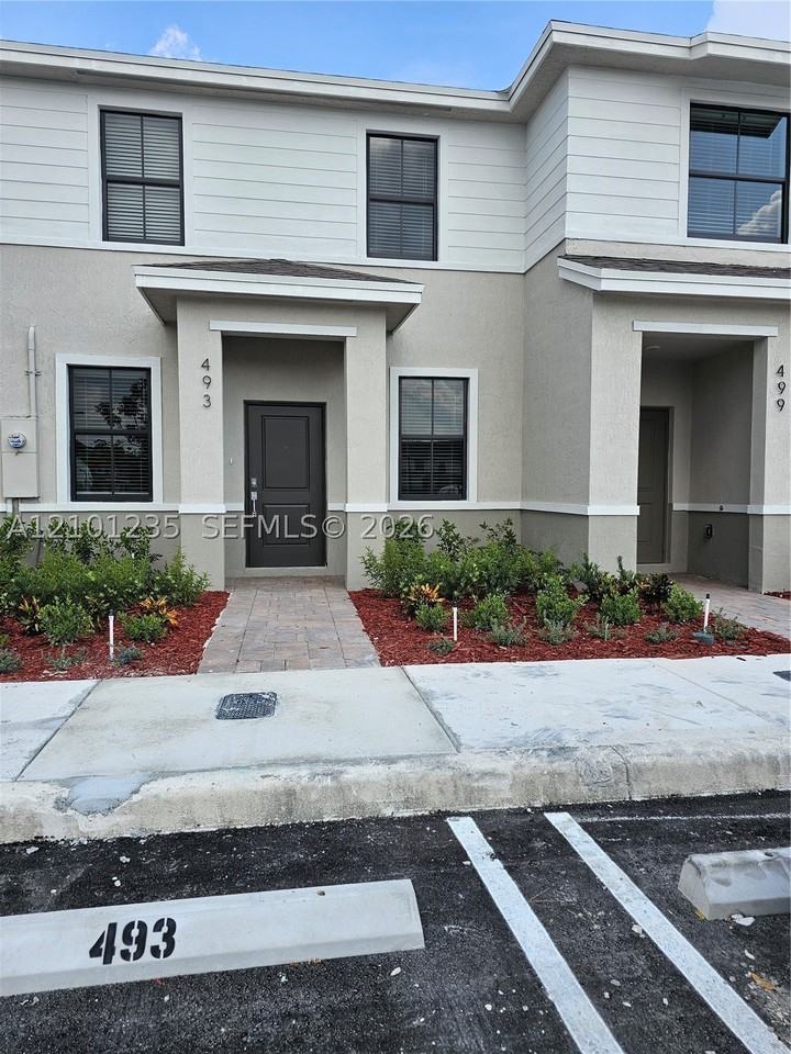 493 Ne 15th St - Photo 2 of 18