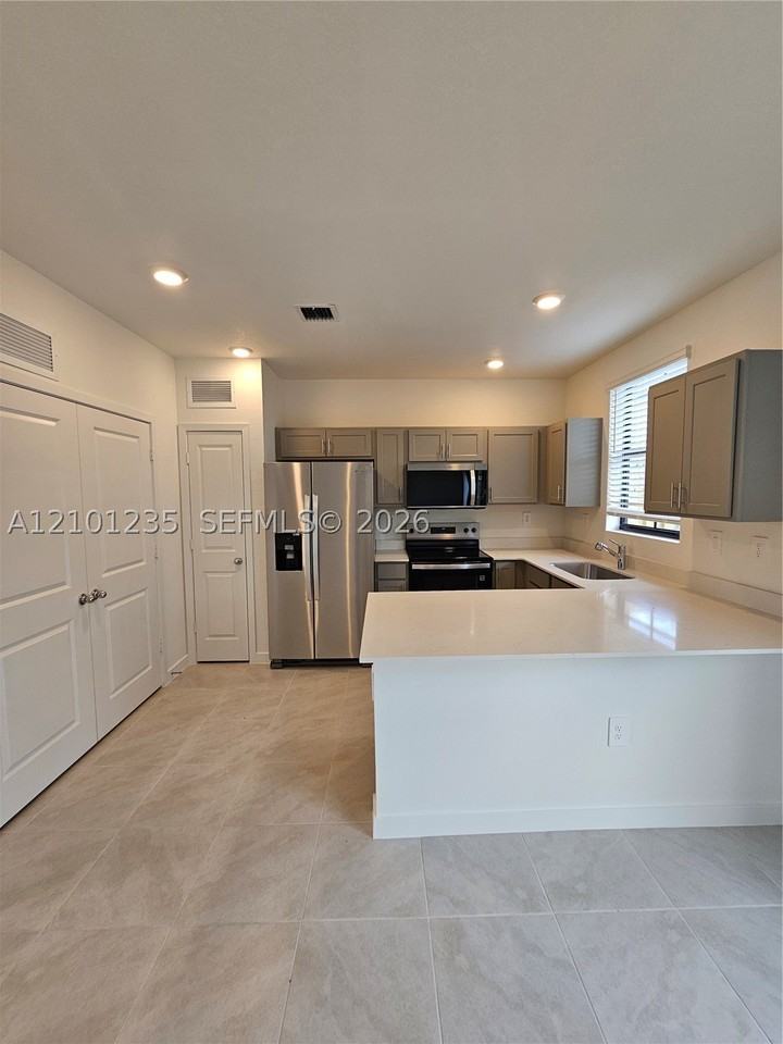 493 Ne 15th St - Photo 3 of 18
