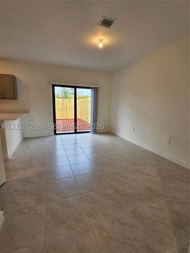 493 Ne 15th St - Photo 4 of 18