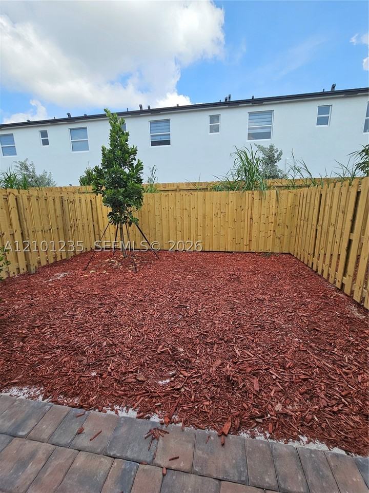 493 Ne 15th St - Photo 5 of 18