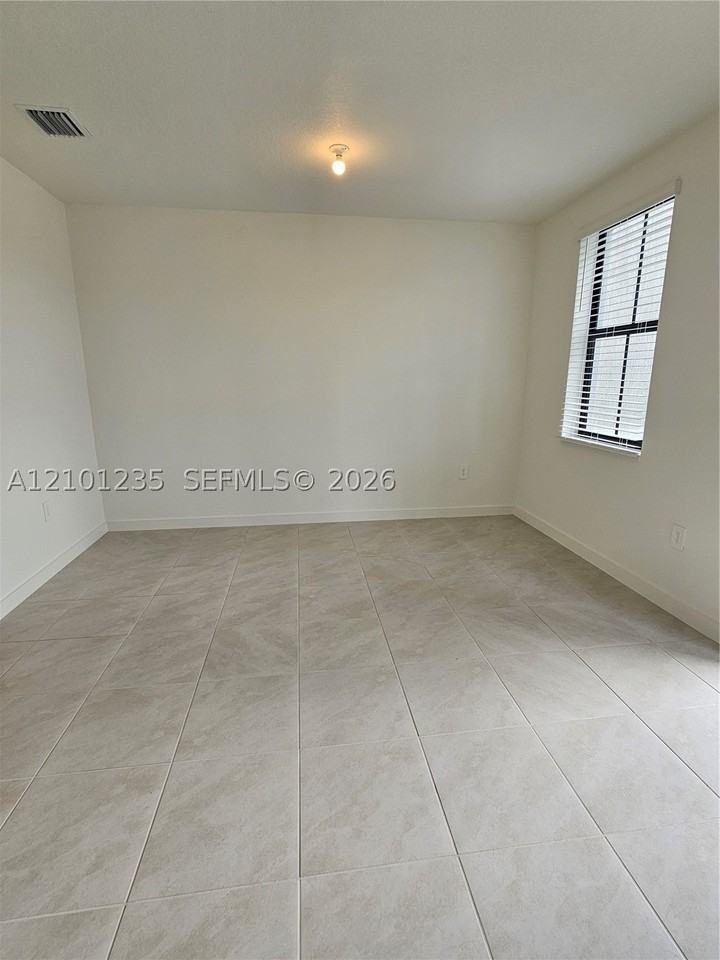 493 Ne 15th St - Photo 6 of 18