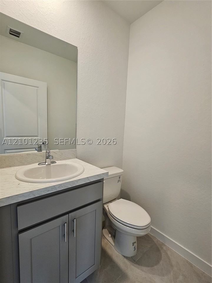 493 Ne 15th St - Photo 7 of 18