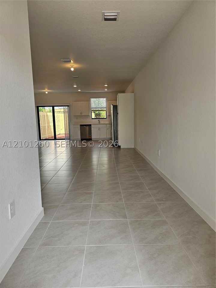 481 Ne 15th St - Photo 3 of 14
