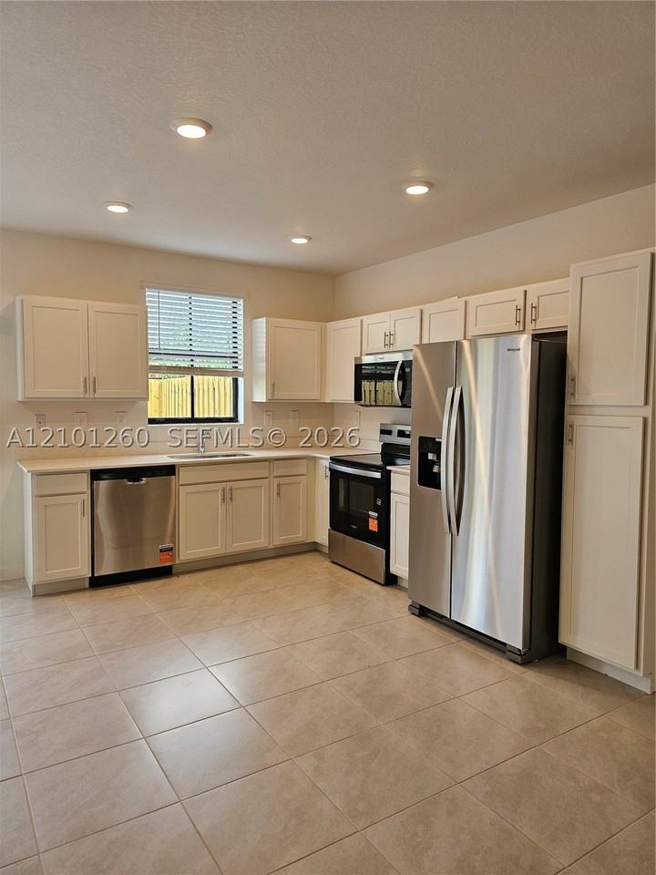 481 Ne 15th St - Photo 4 of 14