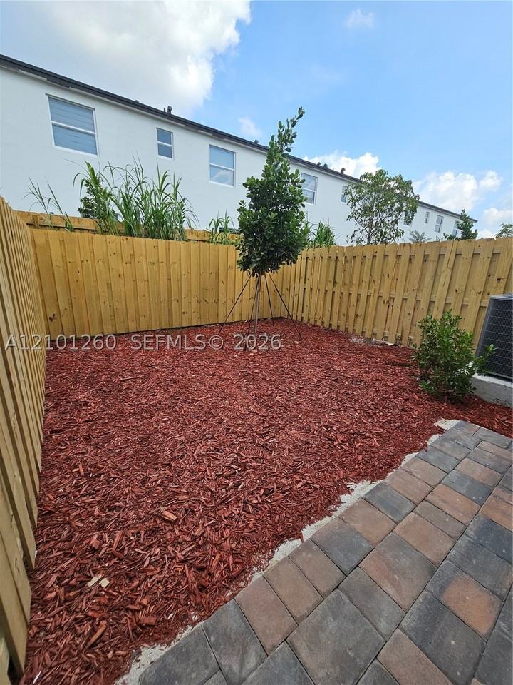 481 Ne 15th St - Photo 5 of 14