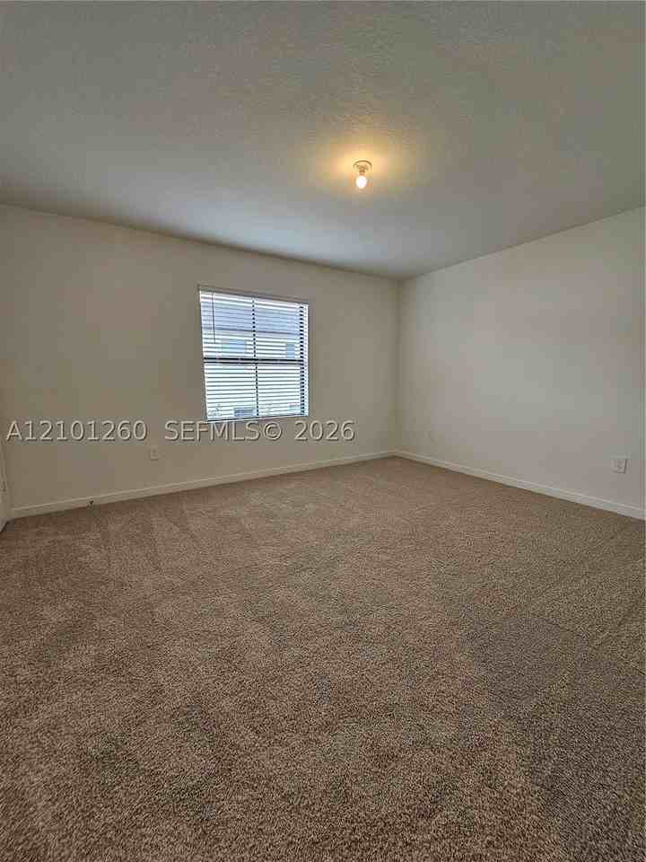 481 Ne 15th St - Photo 6 of 14