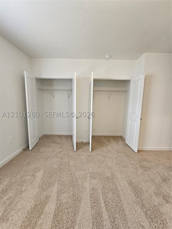 481 Ne 15th St - Photo 7 of 14