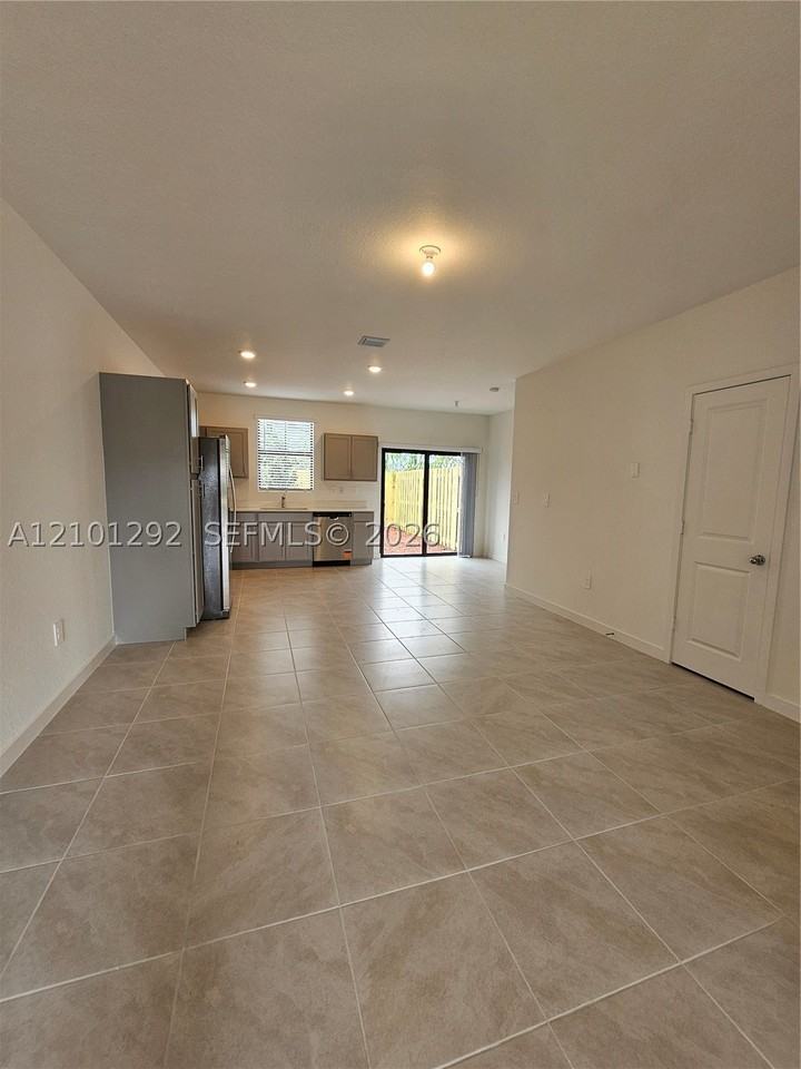 517 Ne 15th St - Photo 3 of 17