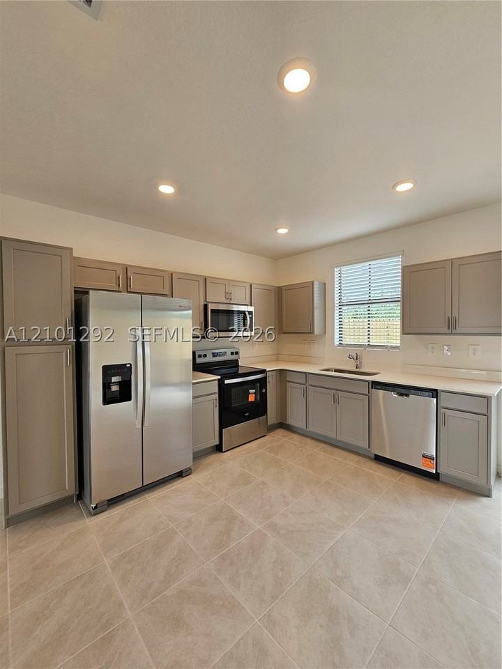 517 Ne 15th St - Photo 4 of 17