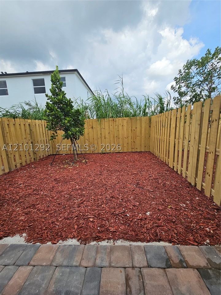 517 Ne 15th St - Photo 5 of 17