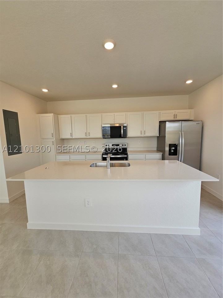 523 Ne 15th St - Photo 3 of 14