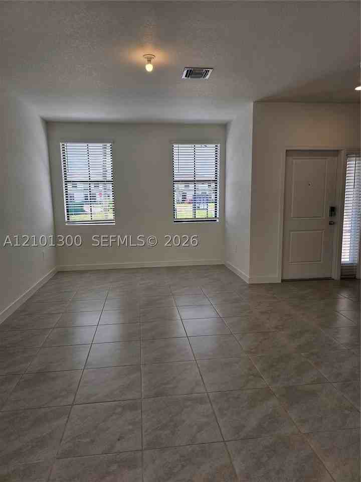 523 Ne 15th St - Photo 4 of 14